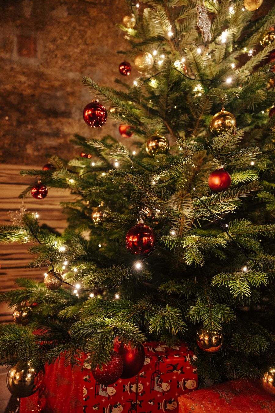 Geschmückter Christbaum mit Geschenken