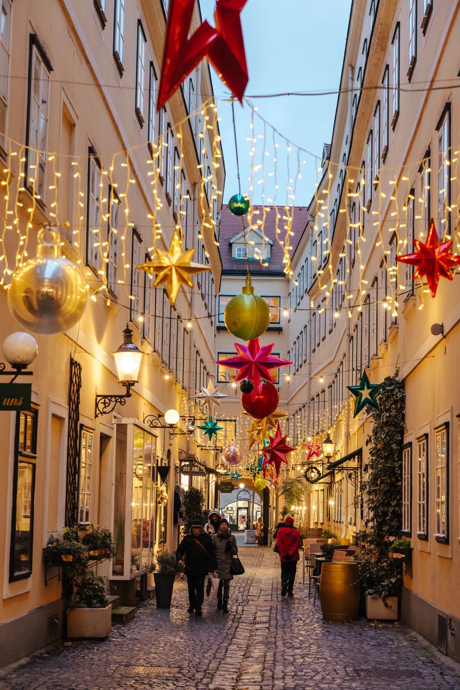 Sünnhof-Passage mit Lichterketten und Weihnachtssternen