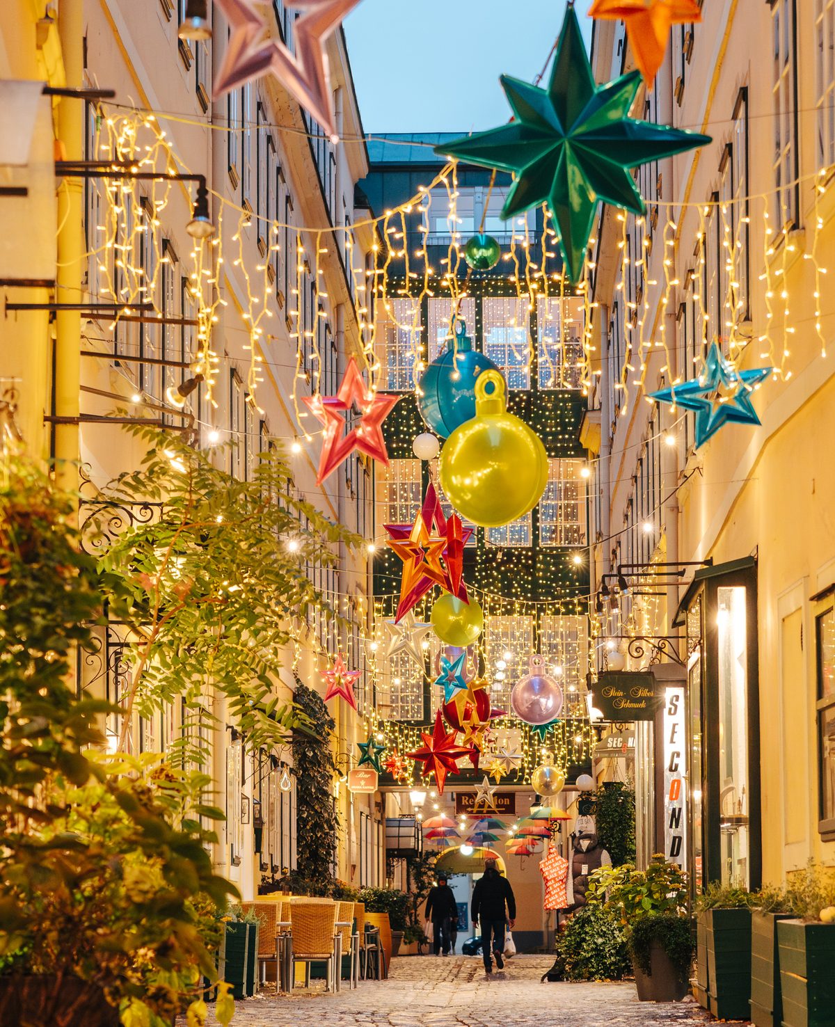 Weihnachtlich beleuchtete Sünnhof-Passage mit bunten Sternen und Lichterketten